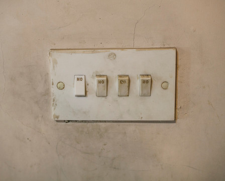 老式電燈與接近傳感器 一場傳統與科技的微妙博弈